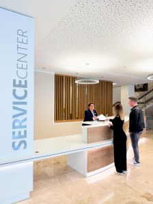 Tanja Berg (hinter dem Counter), Mitarbeiterin des ServiceCenters der Kreisverwaltung, ist mit ihren Kolleginnen und Kollegen im Einsatz und berät die Kundinnen und Kunden der Kreisverwaltung. © Kreis Paderborn